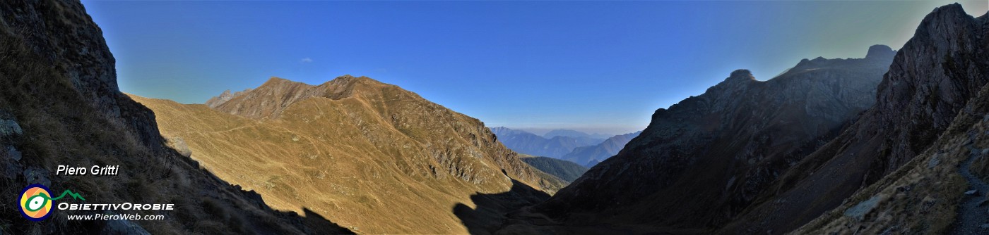 61 Le ombre si allungano, ma il sole splende ancora al Passo di Salmurano...ci salgo .jpg
